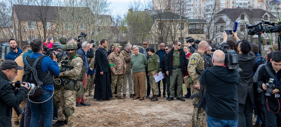 دبیر کل سازمان ملل متحد، آنتونیو گوترش (در مرکز) از بوچا در حومه پایتخت اوکراین، کیف، بازدید می کند.