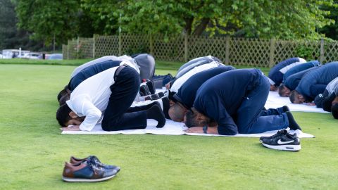 بازی متوقف شد تا به گلف بازان اجازه دهد در طول رویداد MGA در Carden Park، Cheshire در ماه مه دعا کنند.