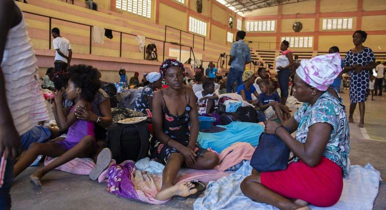 خشونت های گروهی در پورتو پرنس، پایتخت هائیتی، نزدیک به 8500 زن و کودک را تنها در دو هفته مجبور به ترک خانه های خود کرده است.  (یک فایل)
