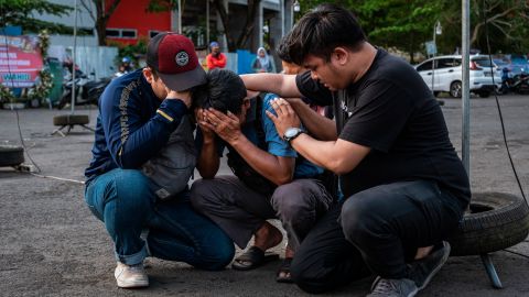 یکی از هواداران آرما اف سی در نزدیکی دروازه ورودی ورزشگاه کانجوروهان در مالانگ، جاوه شرقی گریه می کند.