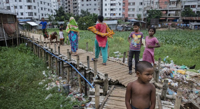 ساکنان در یک محله فقیر نشین در داکا، پایتخت بنگلادش زندگی می کنند.