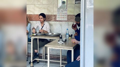 دنیا راد در این عکس منتشر شده در شبکه های اجتماعی در یکی از رستوران های تهران حضور دارد.  چهره مرد سمت راست در پست اصلی در شبکه های اجتماعی مسدود شده است.